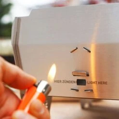 SKOTTI Steckbarer Edelstahl Gasgrill 2.0 Inkl. Tasche -Barbecue Grill Geschäft 4260720830363 07 SKOTTI GRILL ANZUENDEN