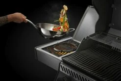 NAPOLEON Wokring Für SIZZLE ZONE (70128) -Barbecue Grill Geschäft 70128 Wok Station Kit InUse FoodTossing