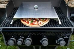 NAPOLEON Pizzaaufsatz/Ofen Aus Edelstahl Für Gasgrills (71200) -Barbecue Grill Geschäft 71200 Pizza Shroud InUse 1