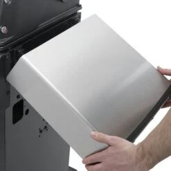 Broil King Baron 490 Inkl. Abdeckhaube & Gussplatte 38 Broil King Baron 490 Inkl. Abdeckhaube & Gussplatte -Barbecue Grill Geschäft 875282 BARON490 FOLDING SHELF 01