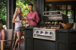 Broil King Regal 420 Built-In Einbaugrill Inkl. Grillbesteck, Gussplatte & Wokeinsatz -Barbecue Grill Geschäft 985652 REGAL420 LIFESTYLE 01