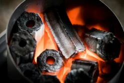 EuroBBQ Holzkohlebriketts Schwarz 10kg -Barbecue Grill Geschäft EuroBBQ durchgeglueht