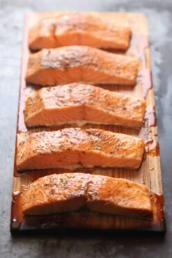 Weber Räucherbrett Zedernholz Klein (2 Stück) (17522) -Barbecue Grill Geschäft Lachs auf Weber Raeucherbrett Zedernholz