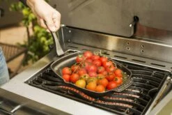 NAPOLEON Gusseiserne Pfanne Mit Holz-Untersetzer (56008) -Barbecue Grill Geschäft NAPOLEON PRO Gusseisen Pfanne mit Untersetzer 1