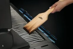 NAPOLEON Grillrostschaber Aus Zedernholz (62051) -Barbecue Grill Geschäft napo 62051 cedargridscraper inuse